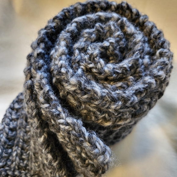 Hand Crafted chunky knit unisex charcoal gray ribbed scarf - Picture 3 of 6